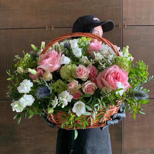 🌼Летняя корзина с пионовидными розами и колокольчиками