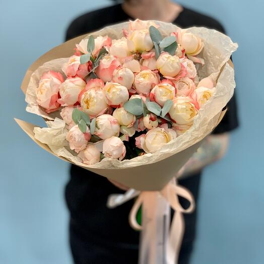 Monobucket of delicate peony-shaped roses "Princess Sejuka"
