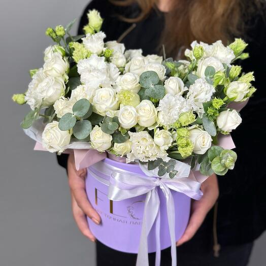 Delicada composición con rosas arbustivas y Lisianthus (174)
