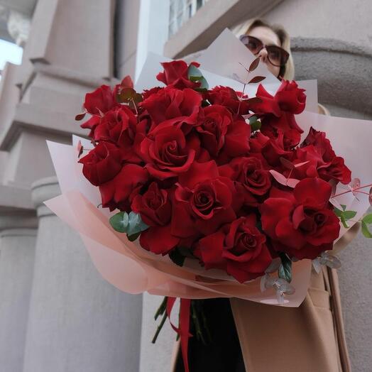 Букет алых роз с эвкалиптом