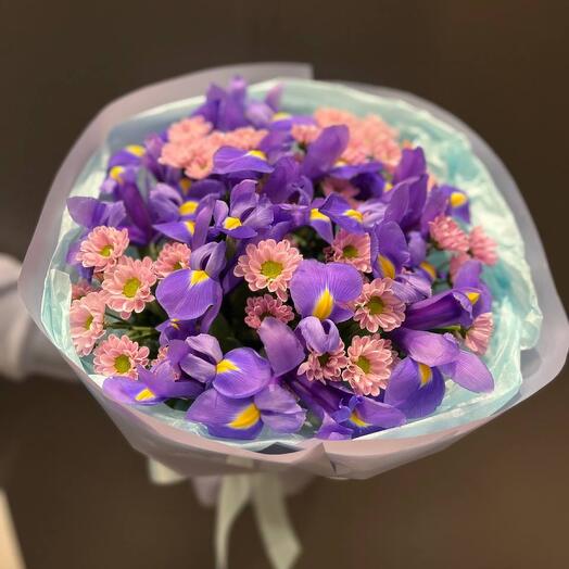 Букет с ирисами и сантини