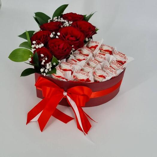 Красные розы с конфетами Раффаэлло в форме сердца