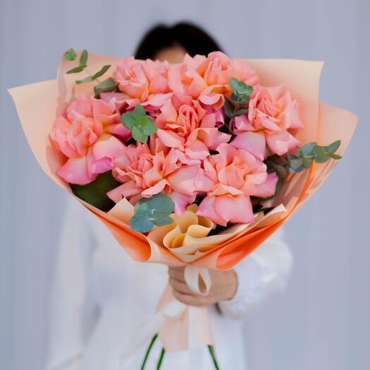 Rosas francesas y eucalipto