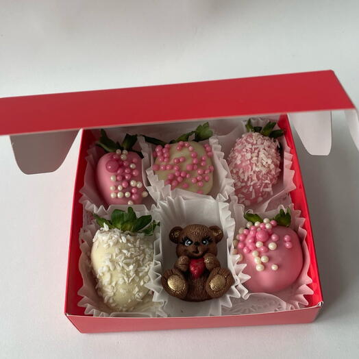 Клубника в бельгийском шоколаде с мишкой
