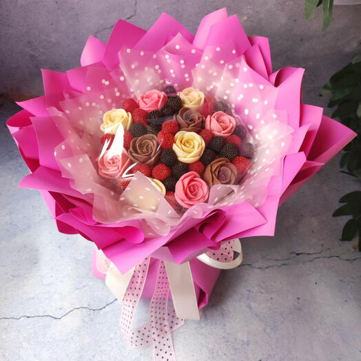 Rosas de chocolate y bayas de mermelada