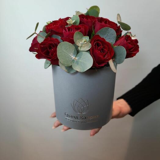 Композиция из роз Мадам Рэд с эвкалиптом (15 шт)