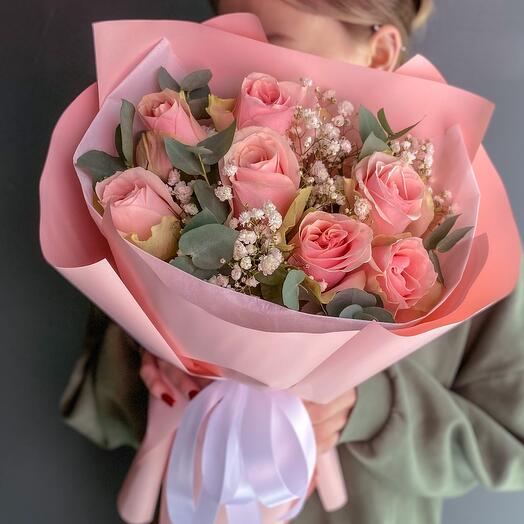 Розовые розы с эвкалиптом