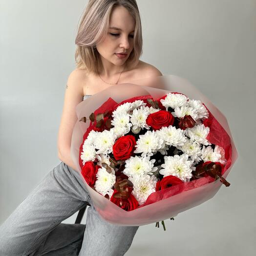 Букет из белых хризантем и красных роз