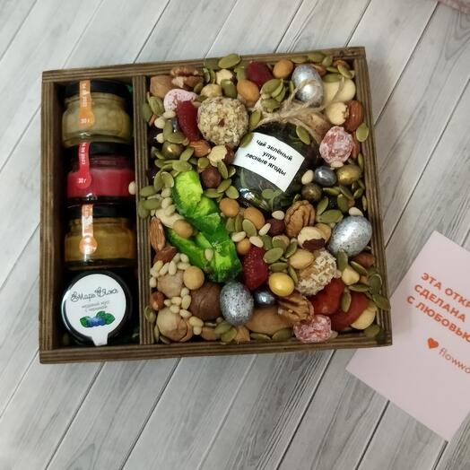 A box with honey, tea, nuts, dried fruits "Cozy evening"