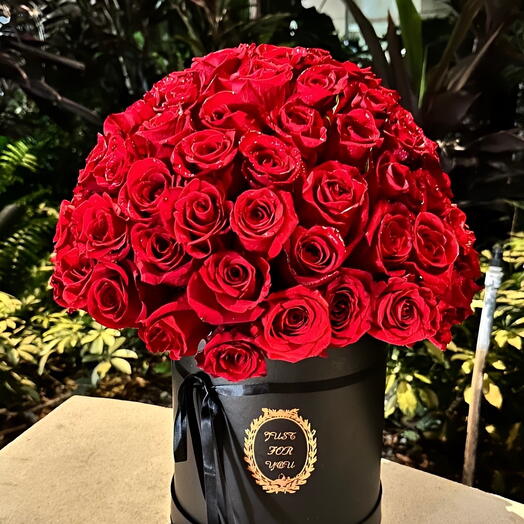 100 троянд у коробці