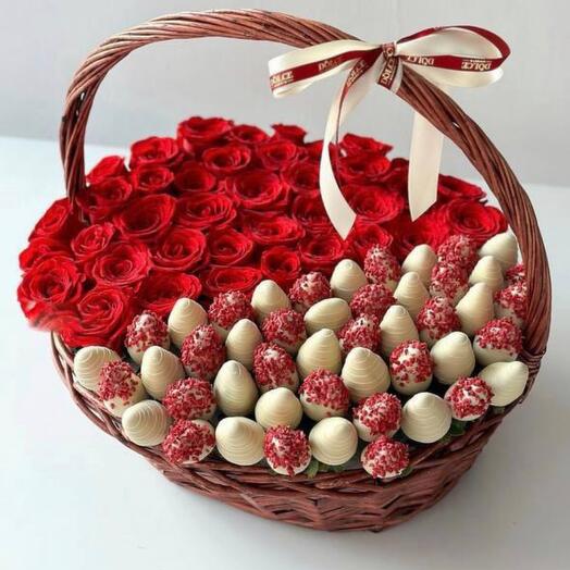 Корзина из роз с клубникой в шоколаде
