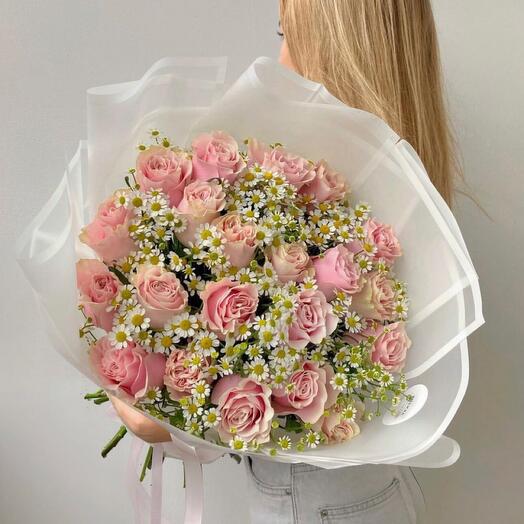 Bouquet of roses with daisies