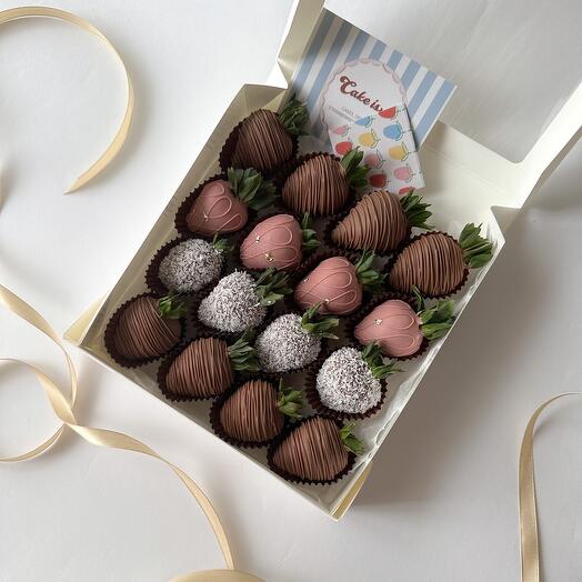Strawberries in premium chocolate 16 pcs., клубника в шоколаде, набор 16 шт