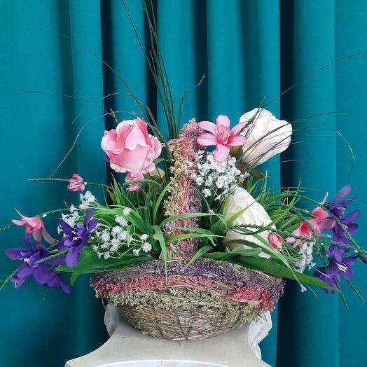 Композиция из декоративных цветов