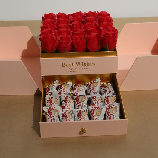 Композиция из мыльных роз в коробке