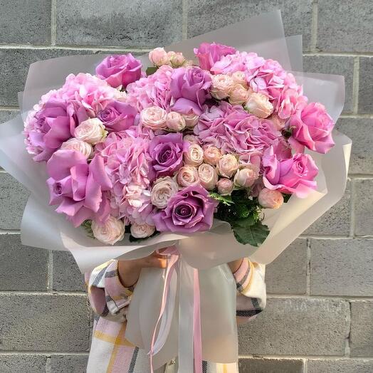 Ramo de hortensias y rosas surtidas