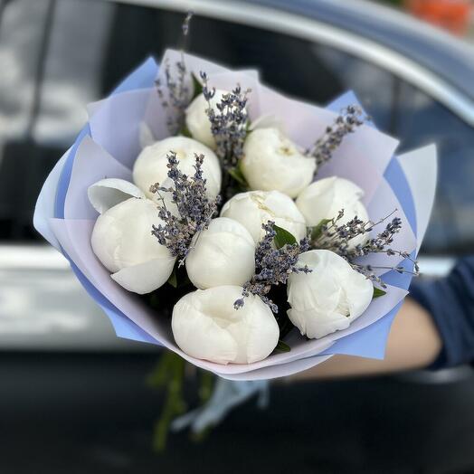 9 белых пионов с ароматной лавандой (0006) peony