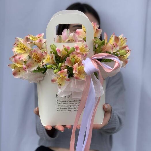 Arreglo con flores de alstroemeria en Caja