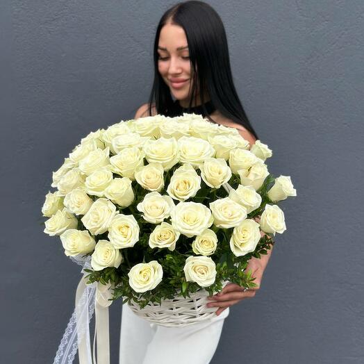 Белые розы в корзине 61 шт
