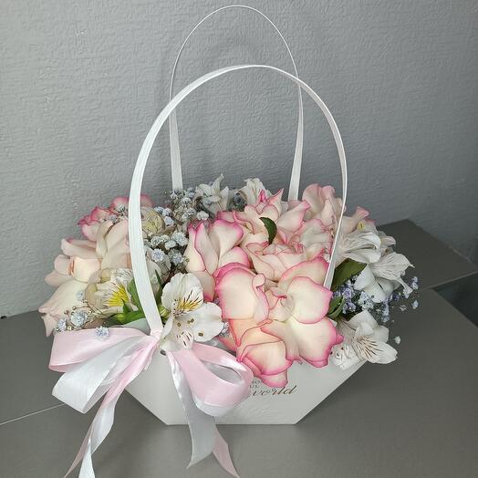 Цветы в коробке с французской розой