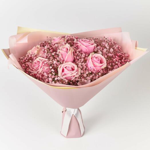 Букет из розовой гипсофилы и роз маленький