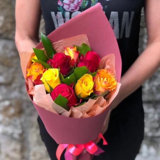 9 разноцветных роз