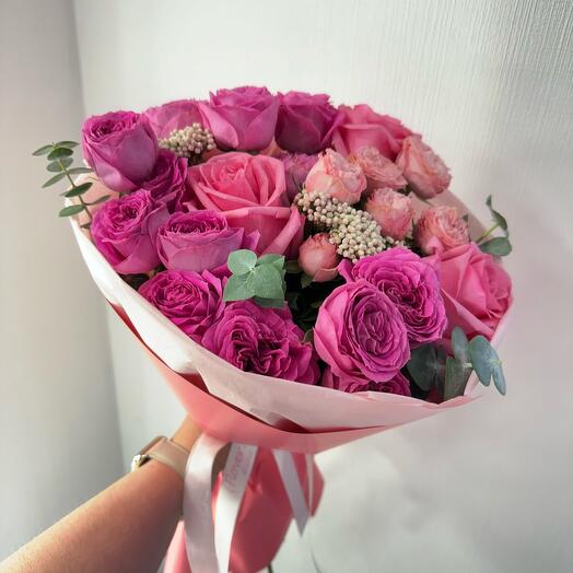 Яркий круглый микс пионовидных роз