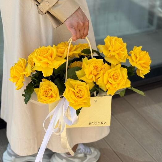 Цветы в коробке в желтом оттенке