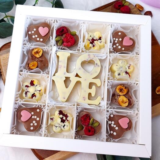 Шоколадный набор из молочного и белого шоколада "Love"