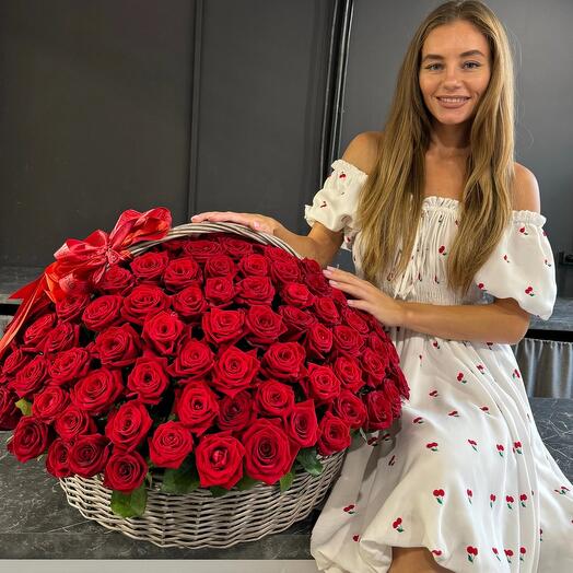101 красная роза в корзине