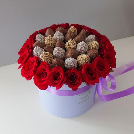Коробка с клубникой в шоколаде и с красными розами