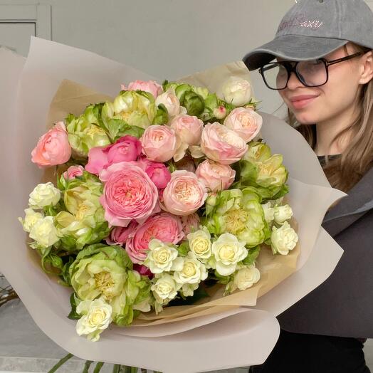 PINK DELUX букет с необычными брутальными зелеными розами veggie и премиальными элитными кустовыми розами