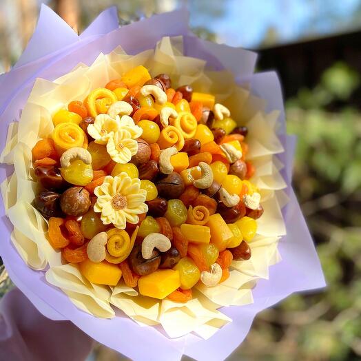 Ramo soleado de frutas secas y nueces
