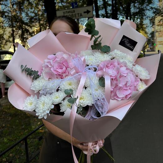 Пышный букет с розовыми гортензиями