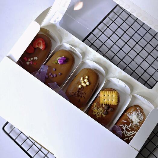 Набор чизкейков в молочном шоколаде (клубника, манго, кокос, карамель, смородина)