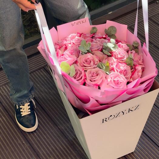 Букет с французскими розами и эвкалиптом в переноске