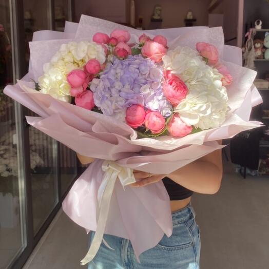 Ramo prefabricado con hortensias