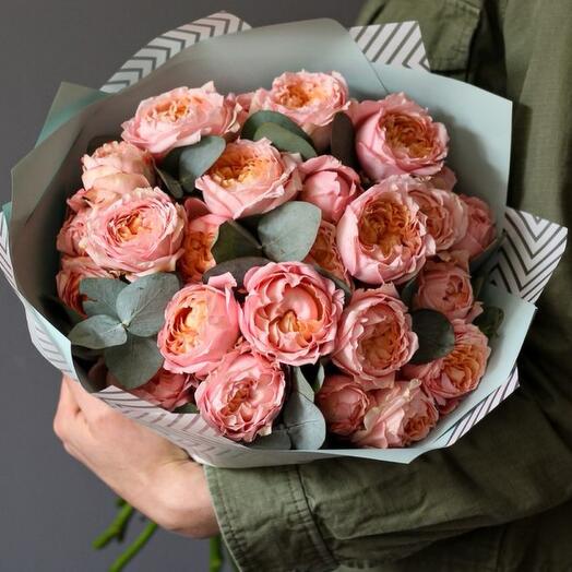 Букет из персиковых кустовых роз 25 шт