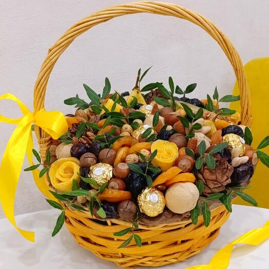 Корзина с орехами и сухофруктами