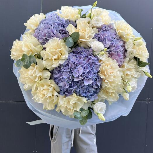 Гортензия и французские розы