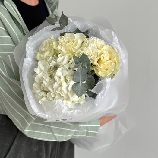 Ramo prefabricado con Hortensia blanca y rosas francesas S