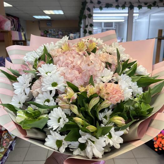 Сборный букет с гортензией, альстромерией, ромашкой и диантусами