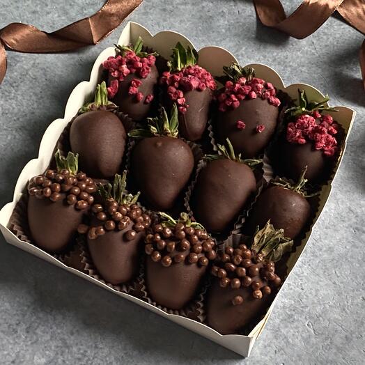 Клубника в темном шоколаде подарок Горький шоколад (9-12🍓)