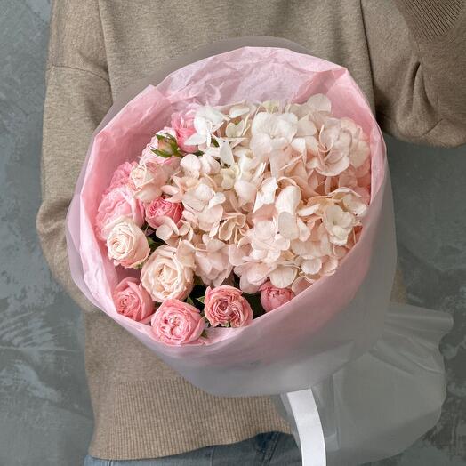 Нежный букет с гортензией и кустовой розой💕