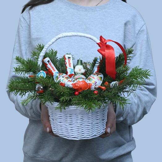 Корзина новогодняя с киндер конфетами