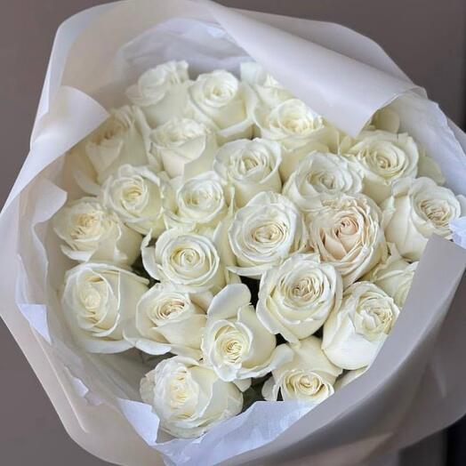 Bouquet of white roses premium