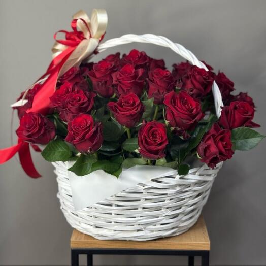 Корзина с красными розами