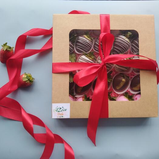 Box of 25 chocolate-covered strawberries