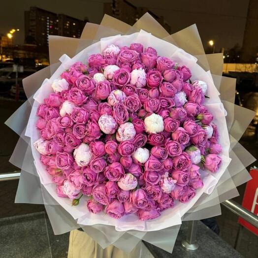 Bushy peony-shaped rose with peonies