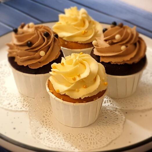 Набор капкейков шоколадные ванильные 4 штуки с начинкой с шапкой крем-чиз на масле и шоколадный крем на день рождения